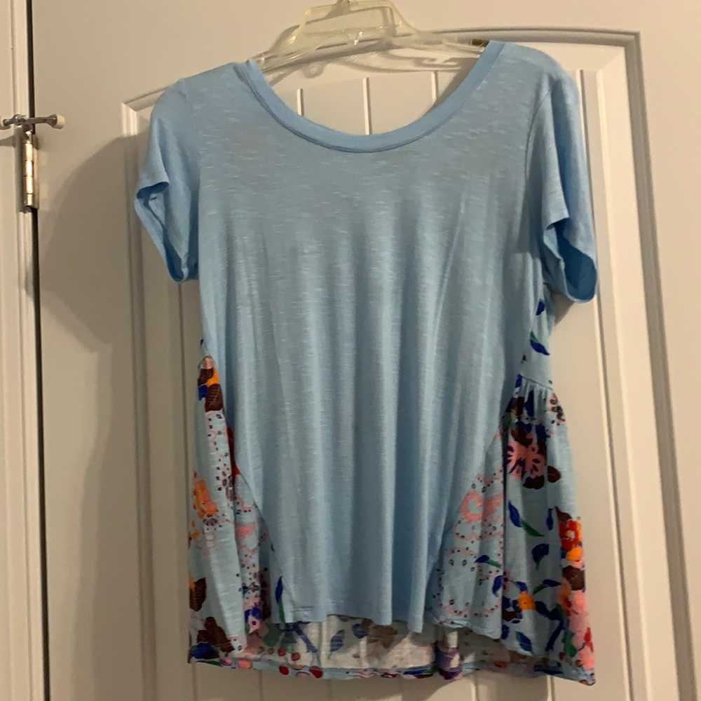 Light blue tunic with flower details in the back, medium